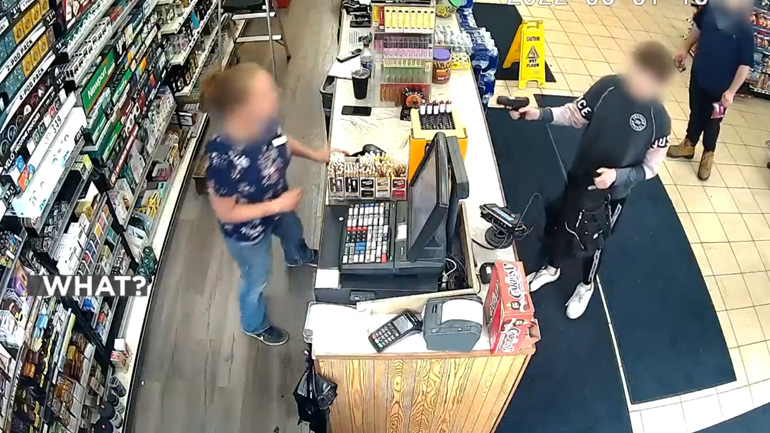 Παιδί ληστεύει βενζινάδικο με όπλο