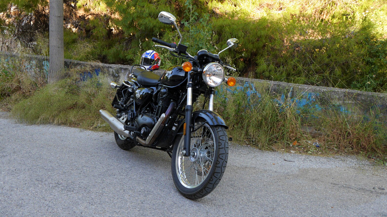 Τα φωτιστικά σώματα δεν είναι LED δίνοντας ακόμα μια κλασική νότα στο σύνολο.