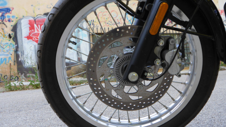 Δυνατά και αποτελεσματικά φρένα με ικανοποιητική αίσθηση στη μανέτα.