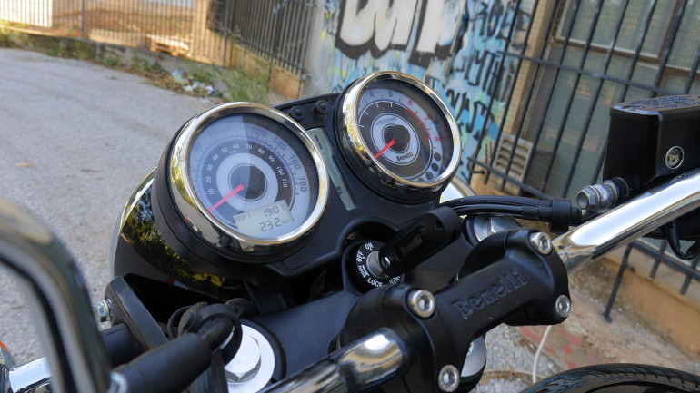 Κλασικά «ρολόγια» με δύο ψηφιακές οθόνες.