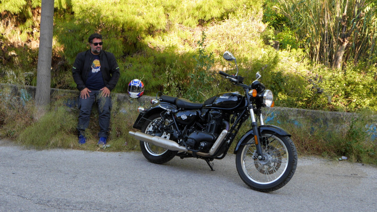 Vintage μοτοσικλέτα με ελάχιστες σύγχρονες πινελιές στον σχεδιασμό.