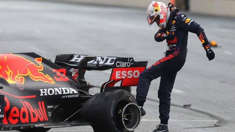 O Max κλωτσάει τα λάστιχά του. Δικαιολογημένα γιατί έχασε τον αγώνα.