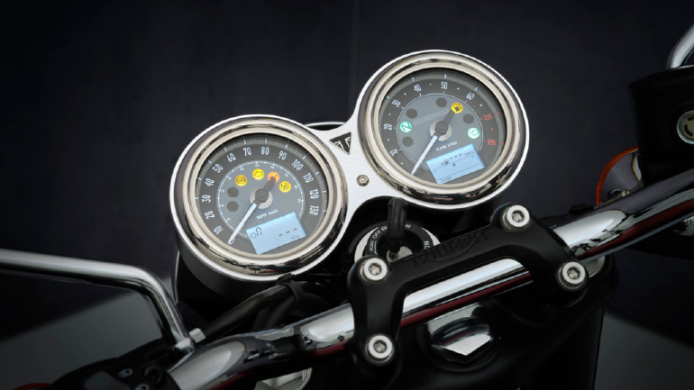 Κλασικά όργανα με αναλογικούς δείκτες και ψηφιακές ενδείξεις.