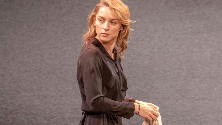 Στο αυτόφωρο η ηθοποιός Γιούλικα Σκαφιδά – Ισχυρίζεται ότι έπεσε θύμα ξυλοδαρμού