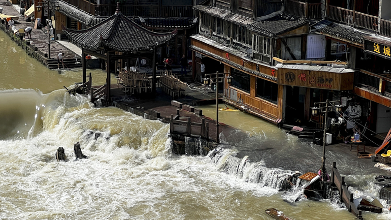 Κίνα: Απομακρύνθηκαν 300.000 άτομα από τις εστίες τους εξαιτίας σφοδρών βροχοπτώσεων – 10 νεκροί