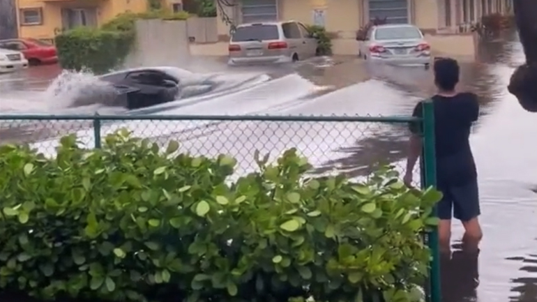 Μπήκε με ολόκληρη την Corvette μέσα στο νερό και βγήκε κύριος