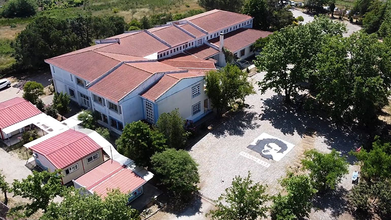 Μαθητές έφτιαξαν πορτρέτο του Μίκη Θεοδωράκη 35 τ.μ.