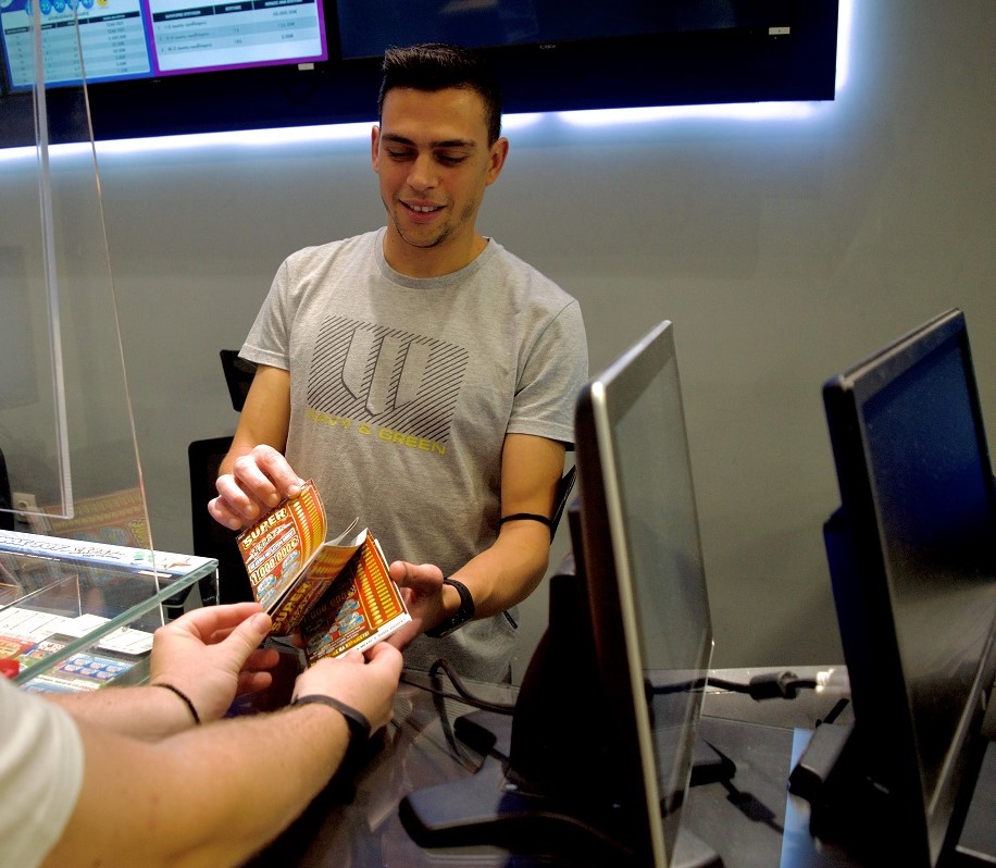 Ο κ. Νίκος Μωραΐτης, υπεύθυνος καταστήματος ΟΠΑΠ στα Μελίσσια