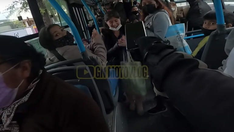 Μοτοσικλετιστής επιστρέφει το κλεμμένο τηλέφωνο στο θύμα