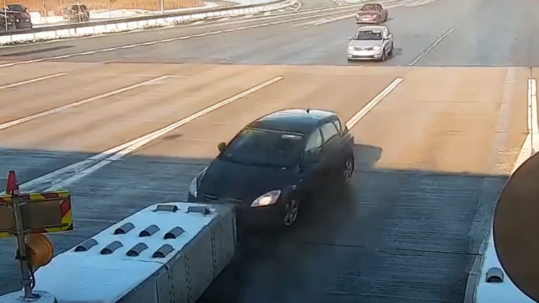 Γιατί δεν έχουμε και στην Ελλάδα τέτοια στηθαία στα διόδια;