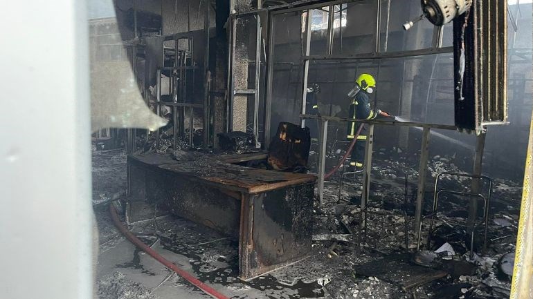 Υπό έλεγχο η φωτιά σε αποθήκη κεριών στο Ρέντη