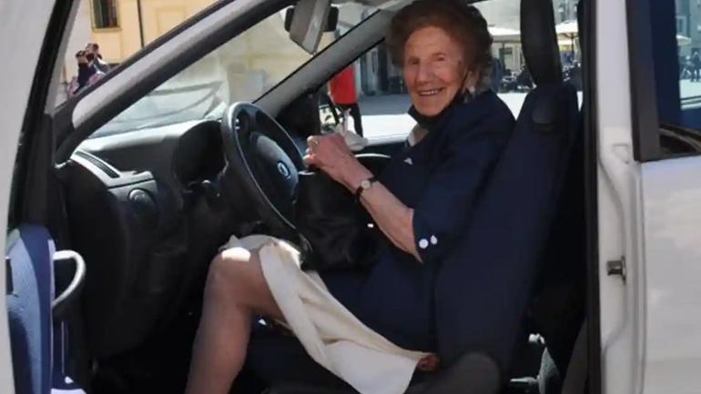 Γιαγιά 100 ετών από την Ιταλία, ανανέωσε το δίπλωμα οδήγησης της για δύο χρόνια