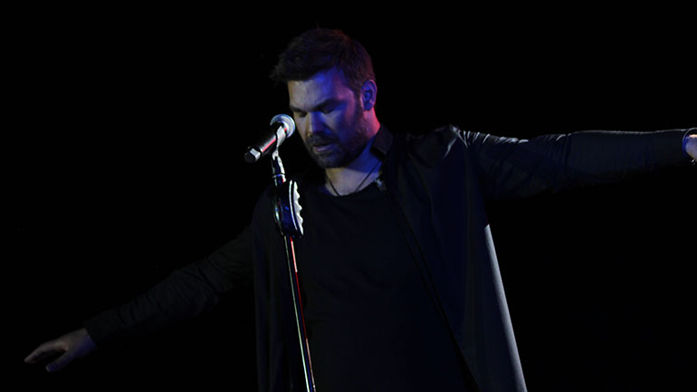 Γιώργος Σαμπάνης: Η μαγική συναυλία στο Θέατρο Γης υπό βροχή – Δείτε βίντεο και εικόνες