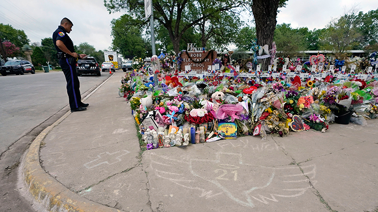Ουβάλντε: Αστυνομικοί περίμεναν για πάνω από μια ώρα παρότι γνώριζαν πως υπήρχαν τραυματισμένα παιδιά