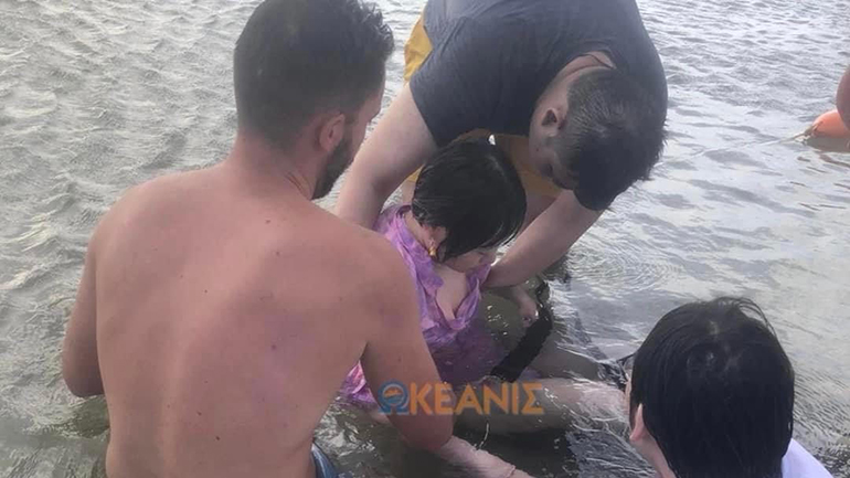 Κρήτη: Νεαρή κινδύνευσε με πνιγμό – Καρέ καρέ η διάσωσή της