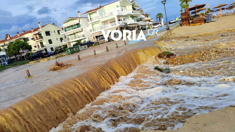 Καβάλα: Χείμαρρος η παραλιακή  – Απεγκλωβίστηκε οικογένεια στην Τούζλα