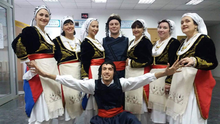 Στην πρώτη γραμμή του πολέμου, με ποιήματα στη μητρική γλώσσα, τα ρουμέικα