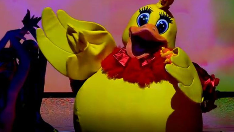 Η Δωροθέα Μερκούρη ήταν κάτω από τη μάσκα ως παπάκι στο «The Masked Singer»