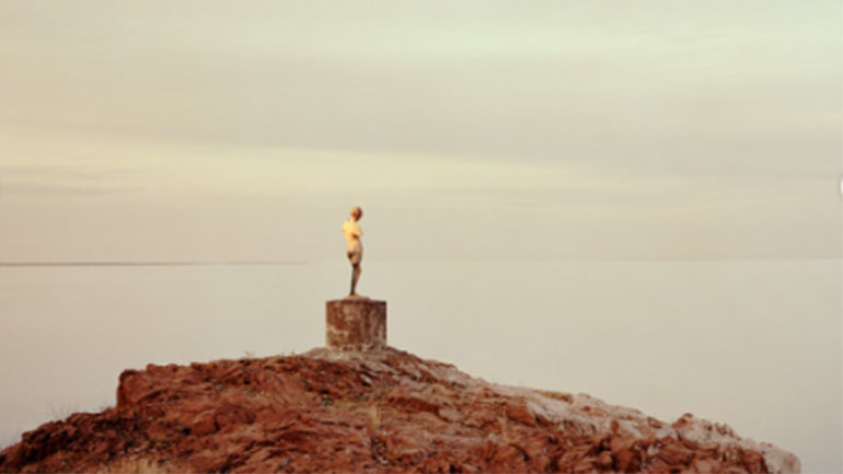 Το νήμα των φωτογραφιών του Nadav Kander σε έκθεση