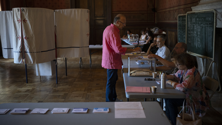 Γαλλικές βουλευτικές εκλογές: Πρώτη η παράταξη Μακρόν με 25,75%, έναντι 25,66% του Μελανσόν