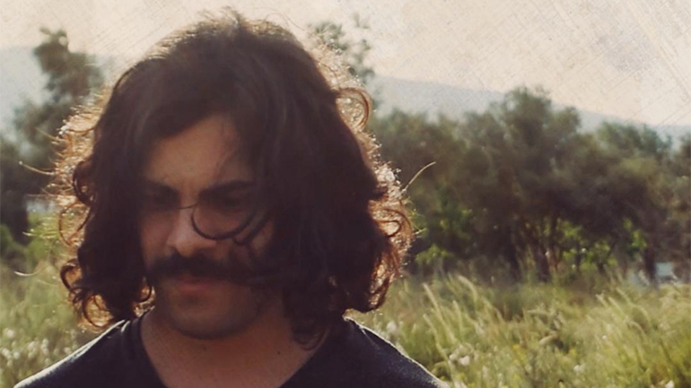 Πάικος: «Χαμένο Παρελθόν» – Ένας 22χρονος της Σχολής Καλών Τεχνών παίζει δυνατά την κιθάρα του!