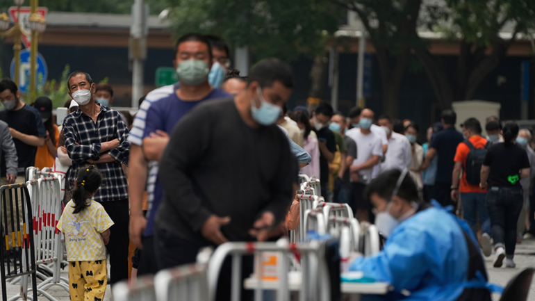 Πεκίνο: Τεστ για Covid-19 σε εκατομμύρια ανθρώπους, απομονώνει χιλιάδες κατοίκους λόγω εστίας κορωνοϊού σε μπαρ