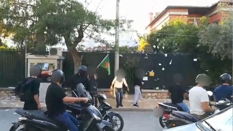 Παρέμβαση Ρουβίκωνα έξω από το τουρκικό προξενείο στο Ψυχικό