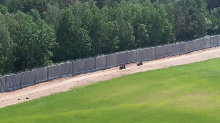 Πολωνία: Σχεδόν ολοκληρώθηκε η κατασκευή φράχτη στα σύνορα με τη Λευκορωσία