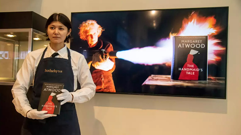 «The Handmaid’s Tale»: Μοναδικό αντίτυπο, ανθεκτικό στη φωτιά, δημοπρατήθηκε για 130.000 δολάρια