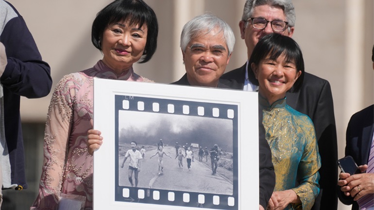 Η Φαν Τι Κιμ Πούκ με την Νικ Ουτ και την βραβευμένη με Πούλιτζερ φωτογραφία
