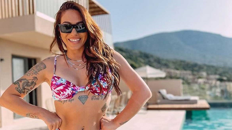 Ευρυδίκη Βαλαβάνη: Τριήμερο του Αγίου Πνεύματος στην Πάρο – Οι πόζες με μαγιό