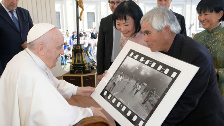 Μισό αιώνα μετά, το «Κορίτσι του Ναπάλμ» στέλνει ηχηρό μήνυμα για τα παιδιά του πολέμου στην Ουκρανία