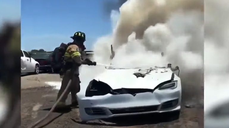 Παρατημένο Tesla άρπαξε φωτιά στα καλά καθούμενα. Το έριξαν σε λάκκο και το πλημμύρισαν με νερό