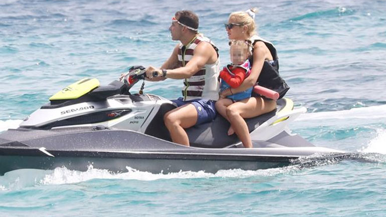 Βασίλης Μιχαήλ – Χριστίνα Βακάκη: Στη Μύκονο ο εφοπλιστής και η κόρη του Mr. Jumbo με την κόρη τους