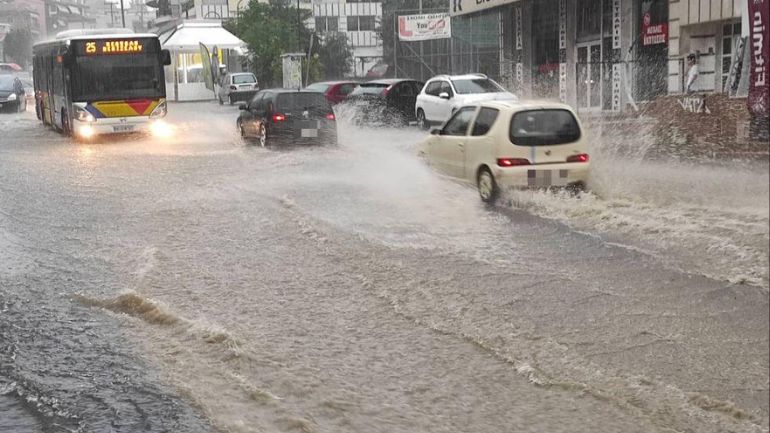 Θεσσαλονίκη – Αδιανόητες εικόνες: Οδηγός σπρώχνει το βυθισμένο ΙΧ του μέσα στα λασπόνερα