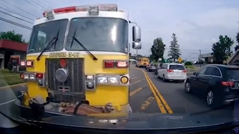 Aυτοκινητιστής δεν δίνει προτεραιότητα σε πυροσβεστικό όχημα και προκαλεί ατύχημα