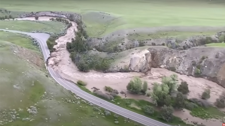Δρόμος καταστράφηκε από πλημμύρες στο εθνικό πάρκο Yellowstone