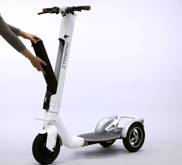 Η μπαταρία τοποθετείται στο εμπρός μέρος του scooter.