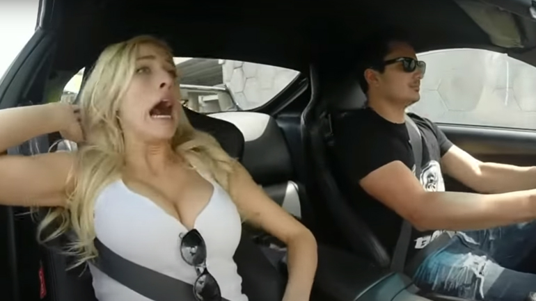 Επικές αντιδράσεις επιβατών που φρικάρουν από επιταχύνσεις αυτοκινήτων