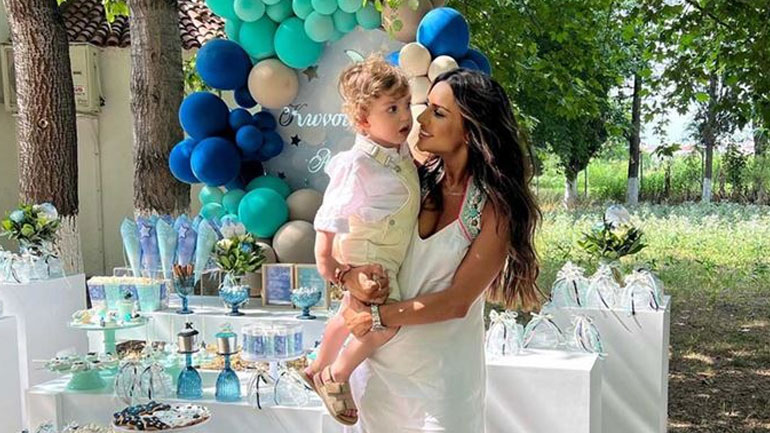 Η Ελένη Τσολάκη έγινε νονά – Δείτε φωτογραφίες από τη βάφτιση Η Ελένη Τσολάκη έγινε νονά – Δείτε φωτογραφίες από τη βάφτιση