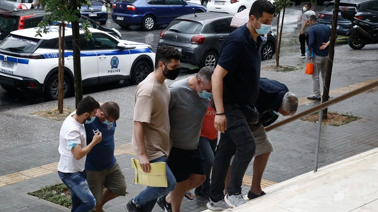 Προσωρινά κρατούμενοι οι τέσσερις Άγγλοι για το φορτίο των 300 κιλών κοκαΐνης