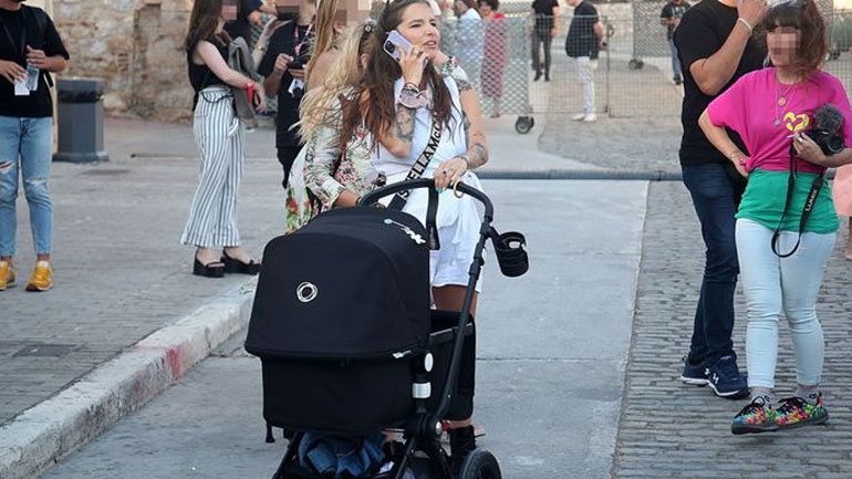 Εριέττα Κούρκουλου – Λάτση: Βόλτα με το νεογέννητο μωρό της στο κέντρο της Αθήνας