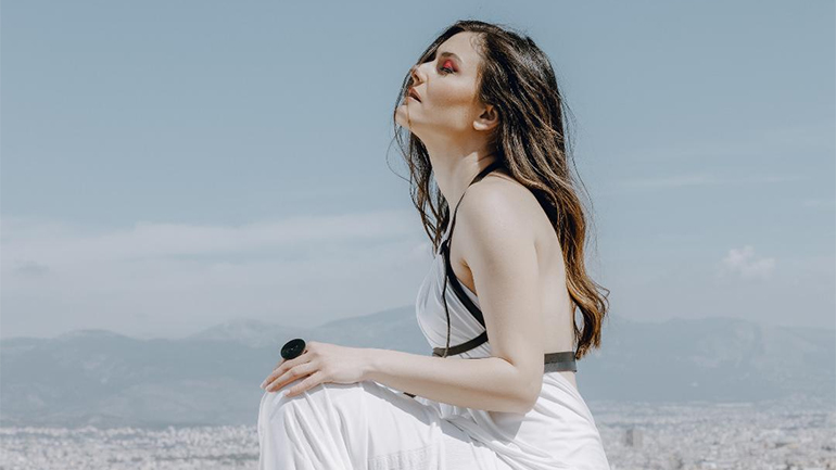 Η Αλεξάνδρα Κόνιακ ερμηνεύει Μίκη Θεοδωράκη