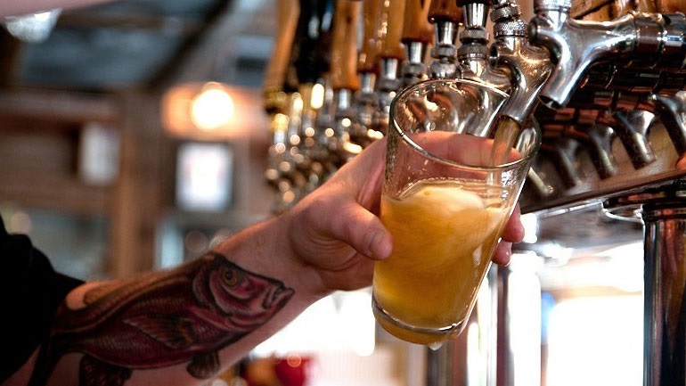 Η μπύρα αυξάνει την ποικιλία των μικροβίων του εντέρου
