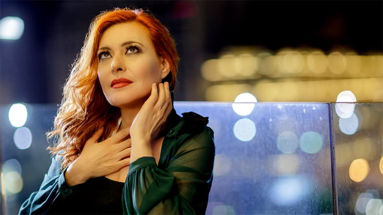 Η Χριστίνα Γκόλια live στην ταράτσα του Micraasia