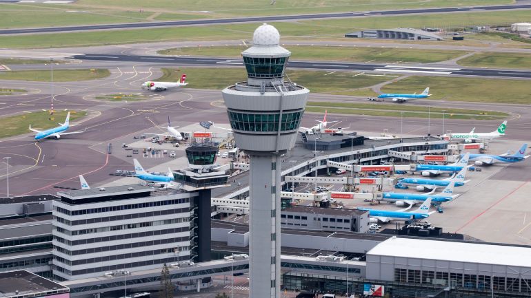 Ολλανδία: Το αεροδρόμιο του Άμστερνταμ περιορίζει τον αριθμό επιβατών το καλοκαίρι, οδηγώντας σε ακυρώσεις πτήσεων
