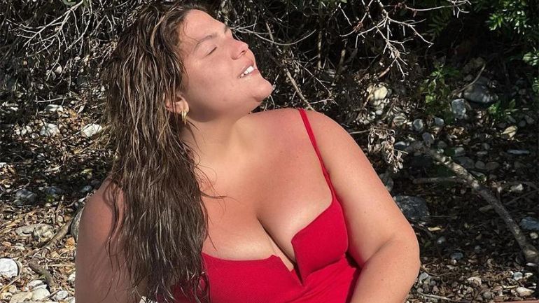 Δανάη Μπάρκα: «Μόνο τα σκουπίδια απαγορεύονται στην παραλία»