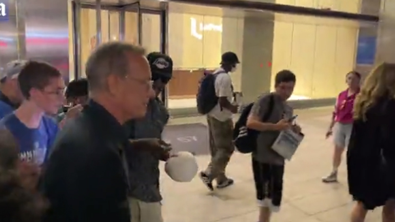 Έξαλλος ο Τομ Χανκς με θαυμαστή του – «Σπρώχνεις τη γυναίκα μου;»