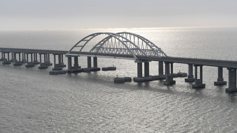 Η Ουκρανία απειλεί να καταστρέψει γέφυρα καίριας σημασίας στην Κριμαία