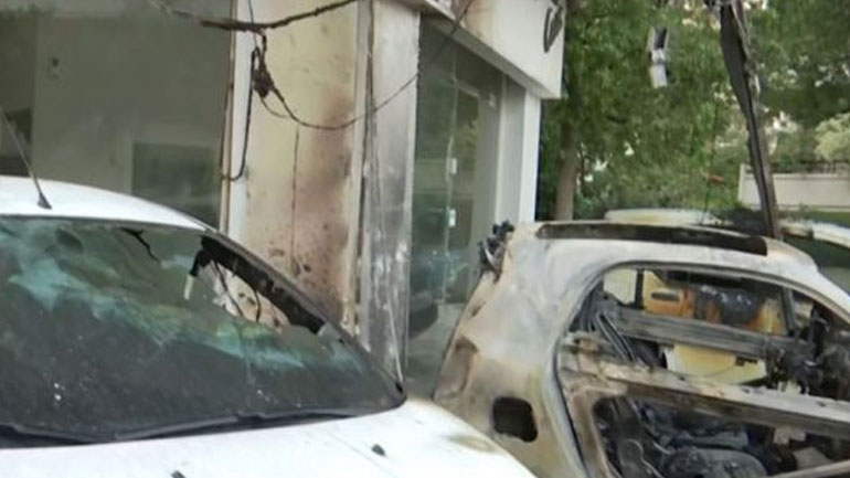Εμπρηστική επίθεση σε έκθεση αυτοκινήτων στο Παλαιό Φάληρο